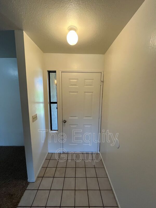 Building Photo - 920 Lone Oak