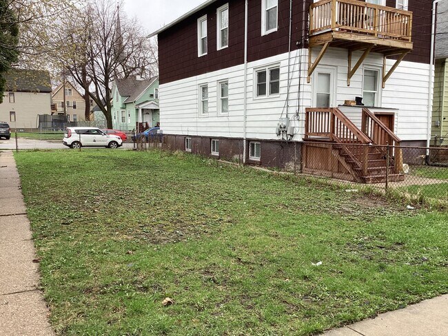 Foto del edificio - 5 bedroom single family home