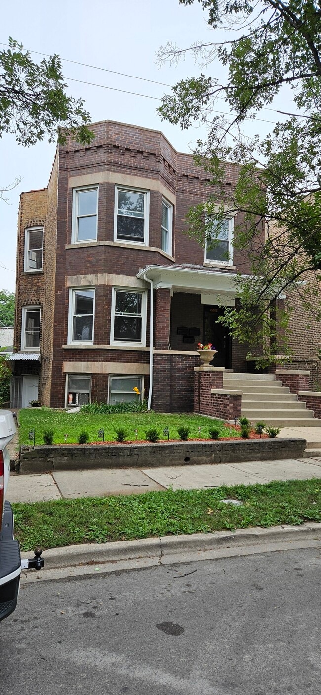 Building Photo - 5015 W Montrose Ave