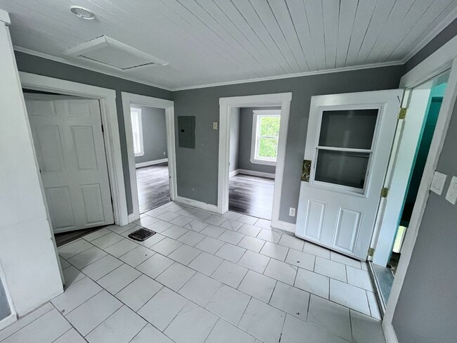 Photo du bâtiment - 2 Bedroom / 1 Bathroom Main Floor Unit – All Utilities & Parking Included – $1,849/month