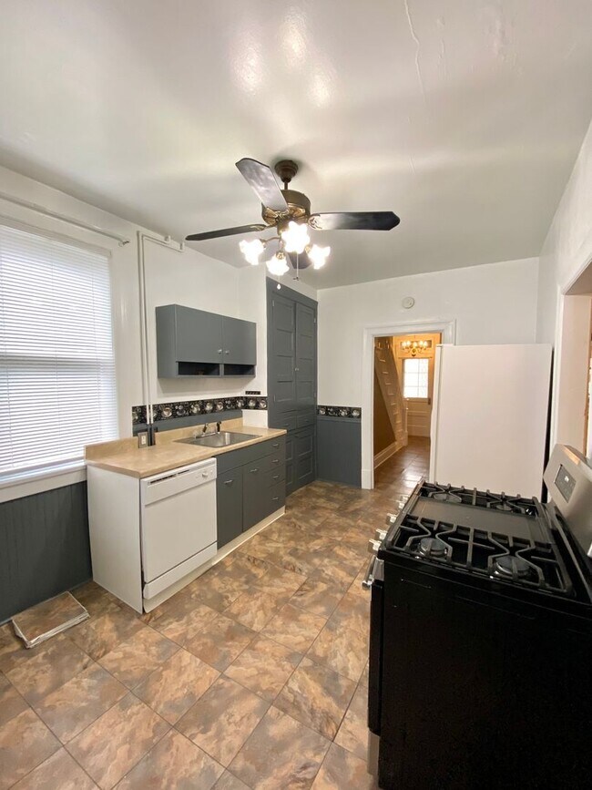 Building Photo - Spacious 3 Bed, 1 Bath Home Available Dece...