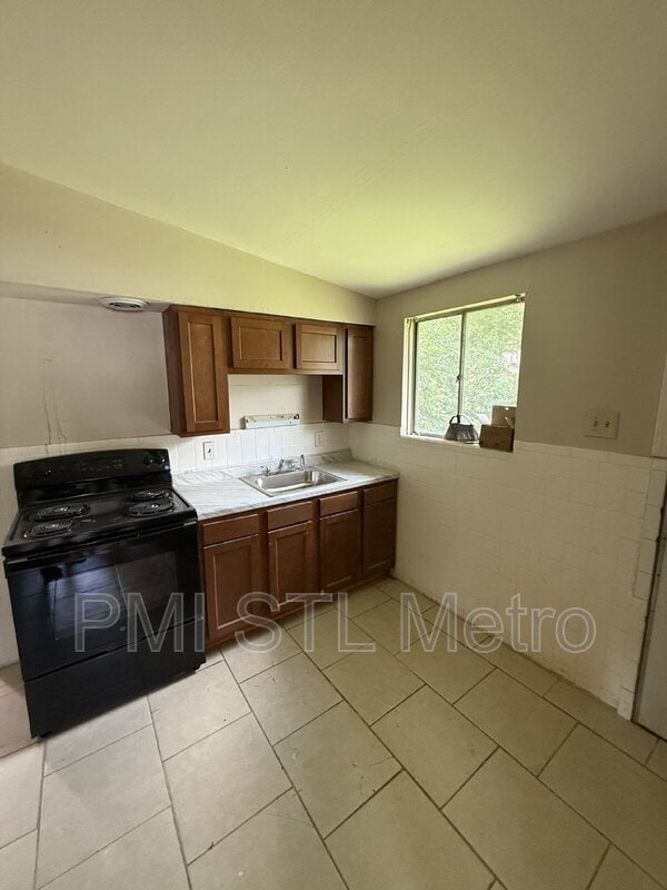 Building Photo - 801 Thomas Ave