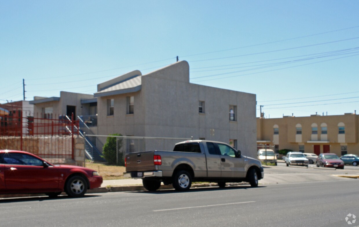 Building Photo - 630 S Kansas St