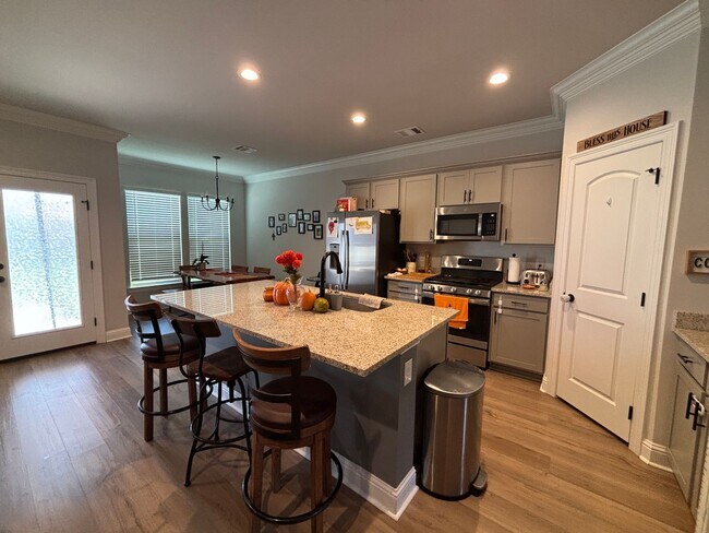 Foto del edificio - 1/2 OFF FIRST MONTH MOVE IN SPECIAL - NEAR...