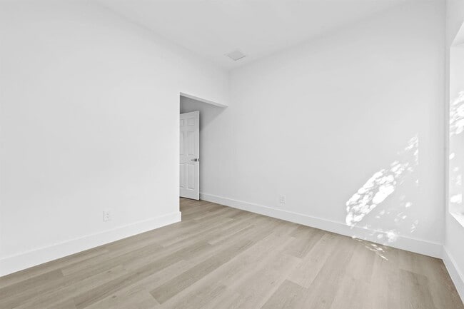 Foto del edificio - 2810 NW 7th St