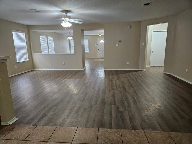 Foto del edificio - 8013 Sartain Dr