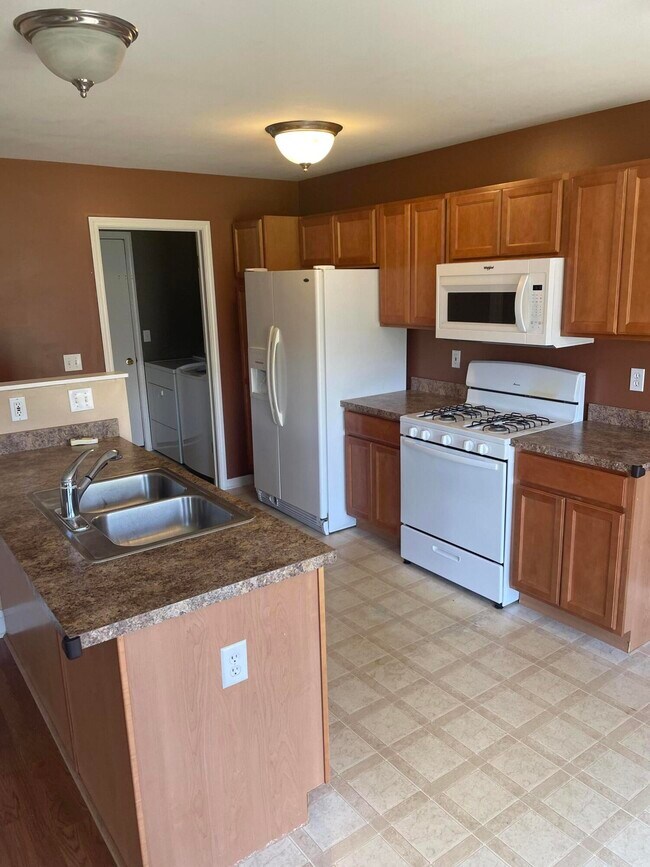 Building Photo - 1400 Hunters Ridge Dr