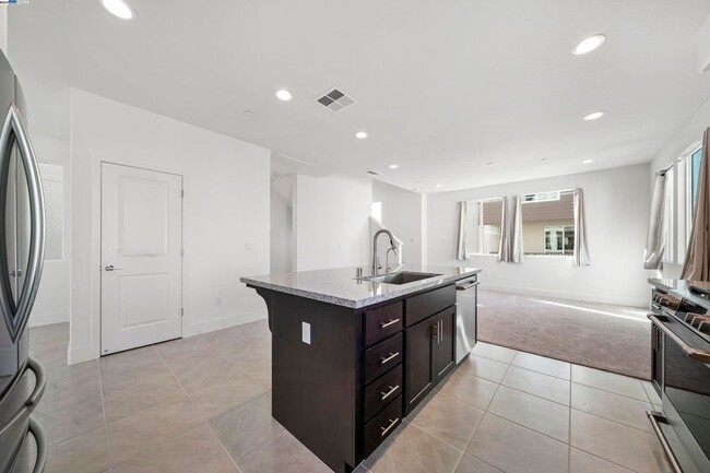 Building Photo - 859 Baywatch St