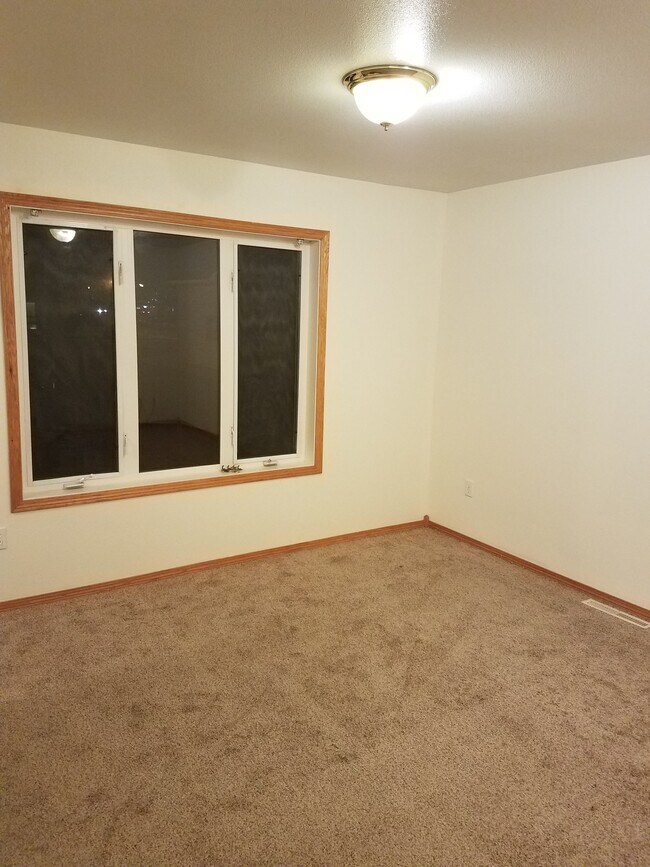 Building Photo - 1616 Lake Elmo Dr