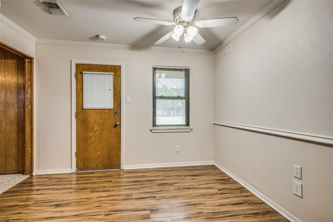 Building Photo - 533 E Sandy Lake Rd