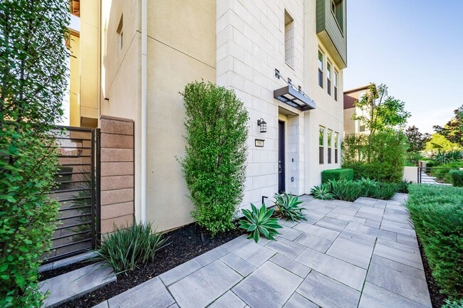 Foto del edificio - Split level floor plan on a gorgeously upgraded home