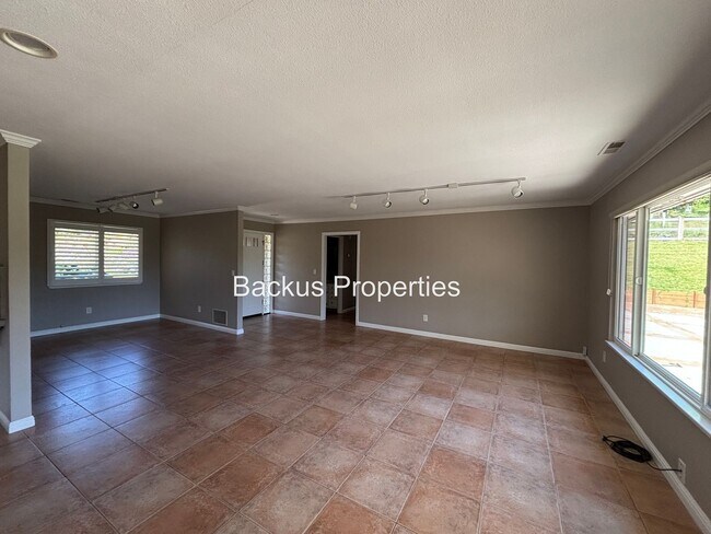 Building Photo - Wonderful property on large acre lot on Ta...