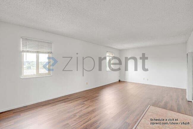Foto del edificio - 219 Evans Ave