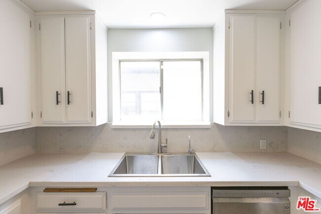 Foto del edificio - 2547 Canyon Dr