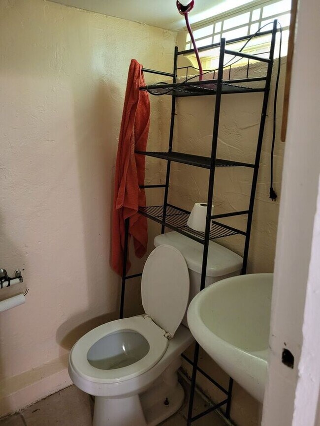 Foto del edificio - Basement Apartment at 90 Cutler, Newark NJ