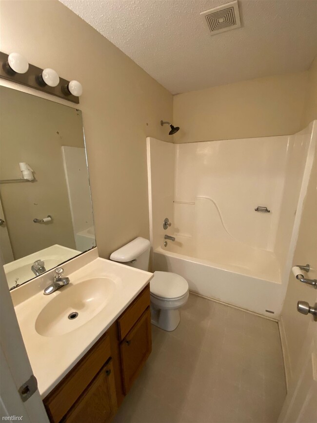 Building Photo - 2 br, 1.5 bath Duplex - 36 South Church St...