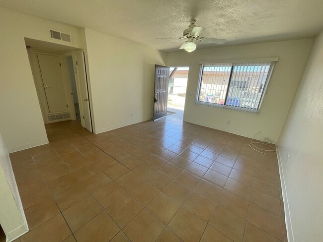 Foto del edificio - Two Bedroom With A/C, Fenced Yard and Wash...