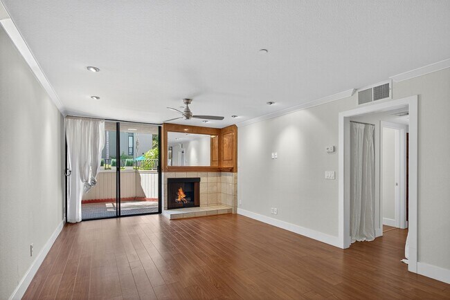 Foto del edificio - Spacious Marina District 1BR Condo with Modern Upgrades & Parking