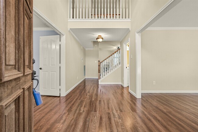 Building Photo - 313 Winding Oak Ln S