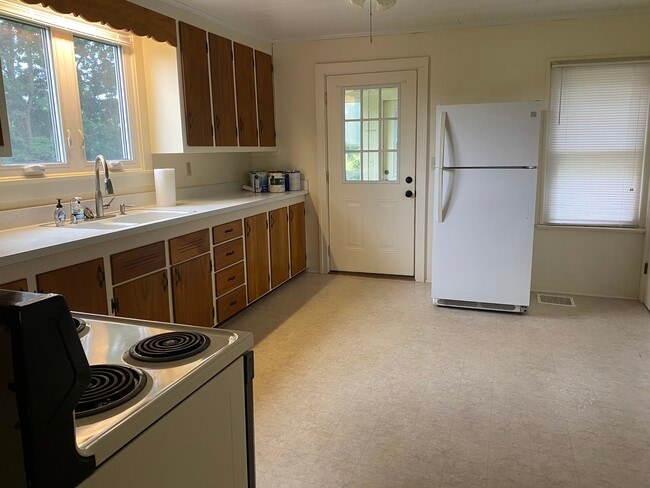 Spacious eat in kitchen - 402 Bowerman Rd