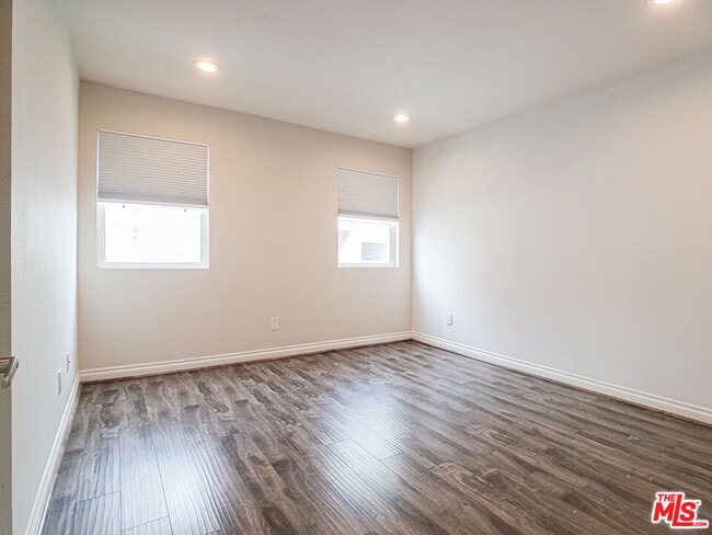 Foto del edificio - 963 Wilton Pl