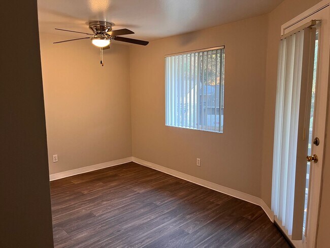 Foto del edificio - Top Floor 2 Bedroom 1 Bath! $1000 Off February! Top Floor!