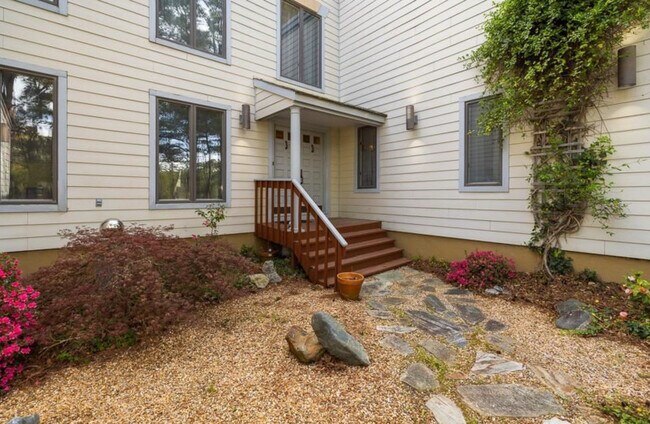 Building Photo - 557 Susan Constant Dr