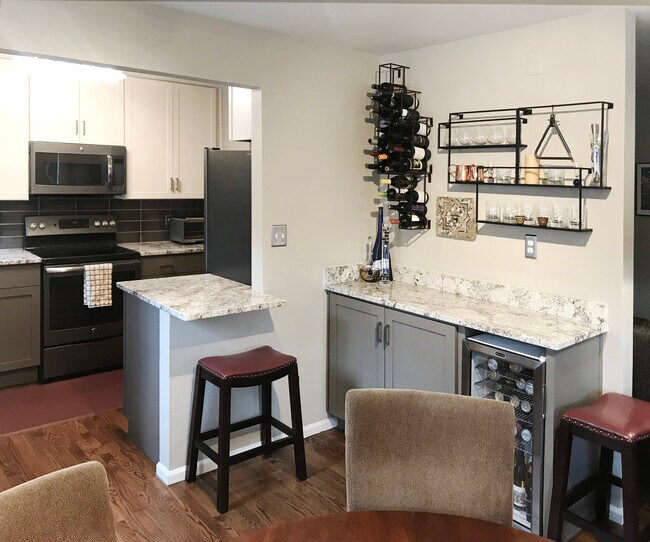 Bar- Kitchen - 1105 N Sherman St Apartment