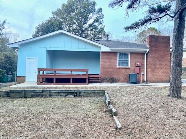 Foto del edificio - East Charlotte - 3 bed,2 bath brick ranch,...