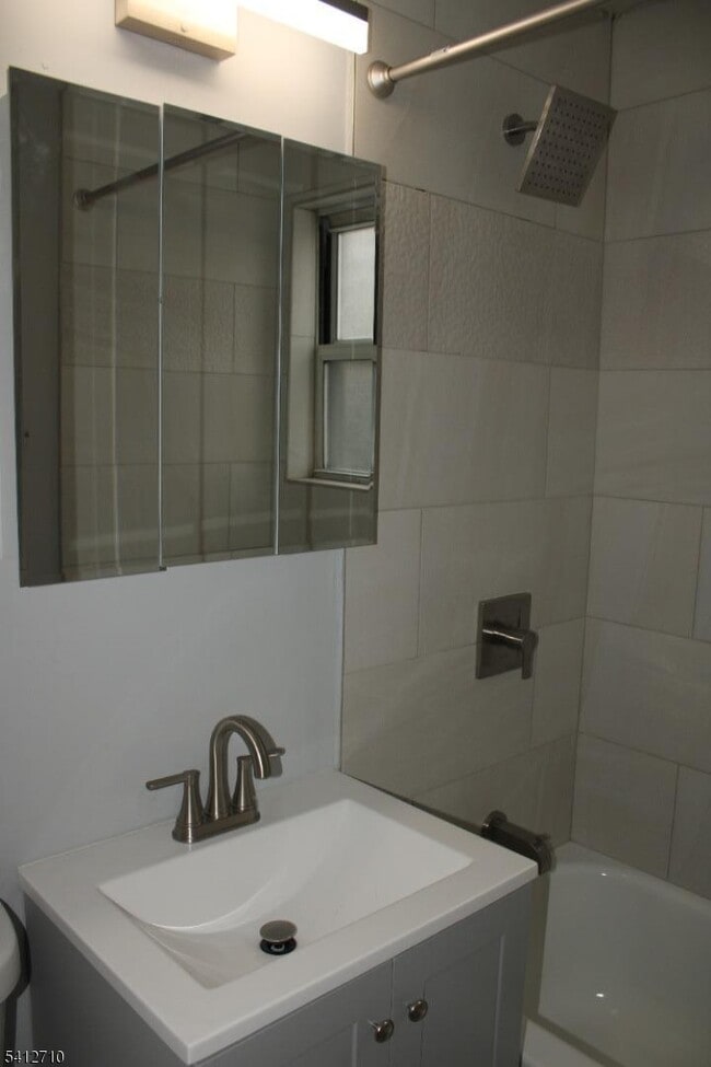 Building Photo - 819 Bloomfield Ave