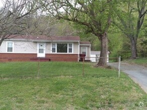 Building Photo - 2412 E Lakeview Dr