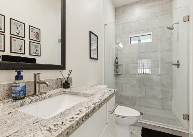 Foto del edificio - 422 W 9th St