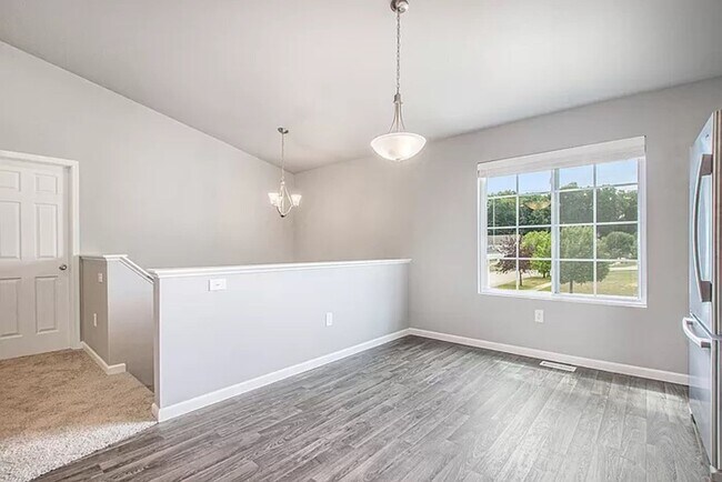 Foto del edificio - Spacious 4 bedroom for lease