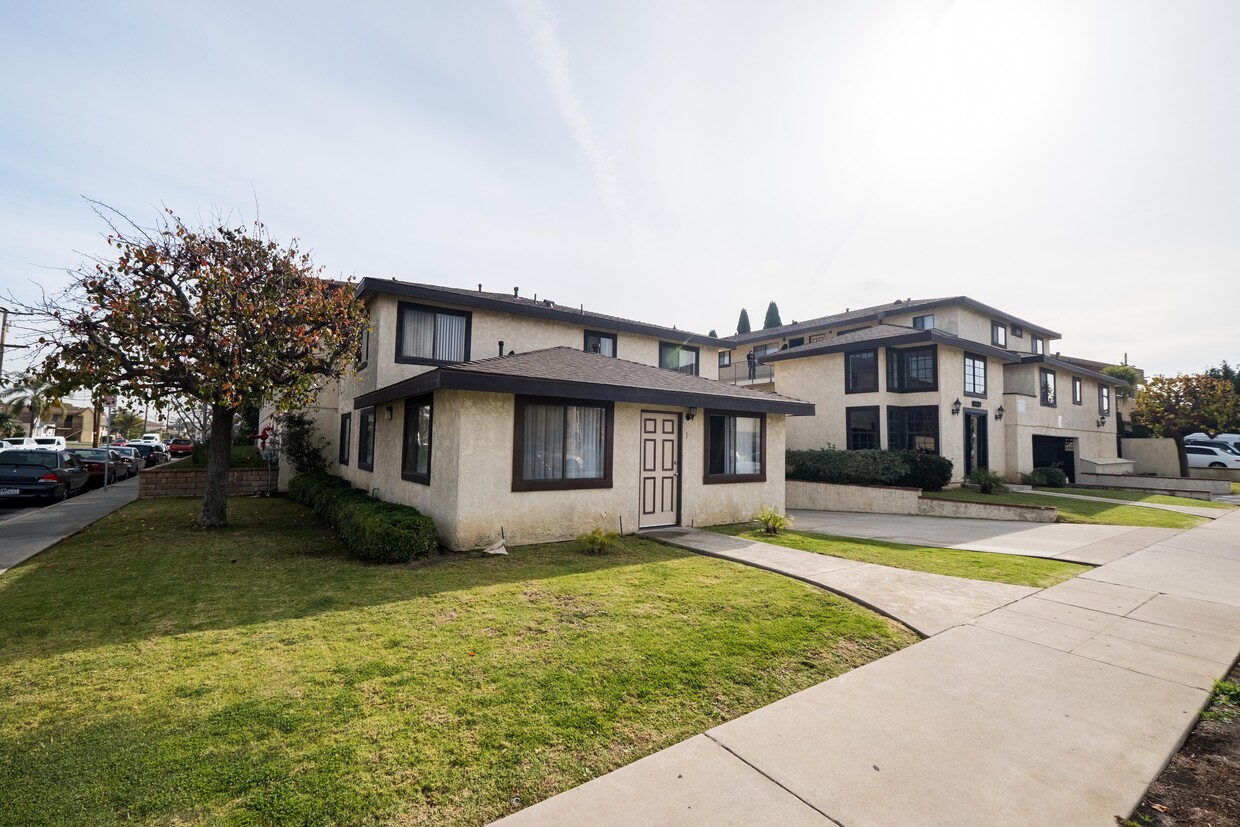 Primary Photo - Broadway Apartments