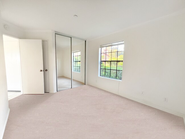 Building Photo - 1074 Calle del Cerro