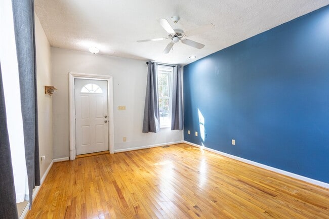 Building Photo - Lovely 3 BR/1.5 BA Semi-Detached Home in S...