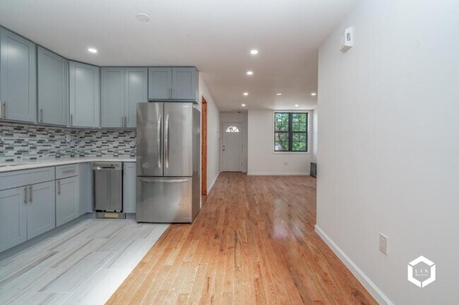 Foto del edificio - 3 bedroom in JAMAICA NY 11433