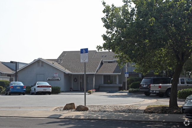 Building Photo - Santa Paula Commons