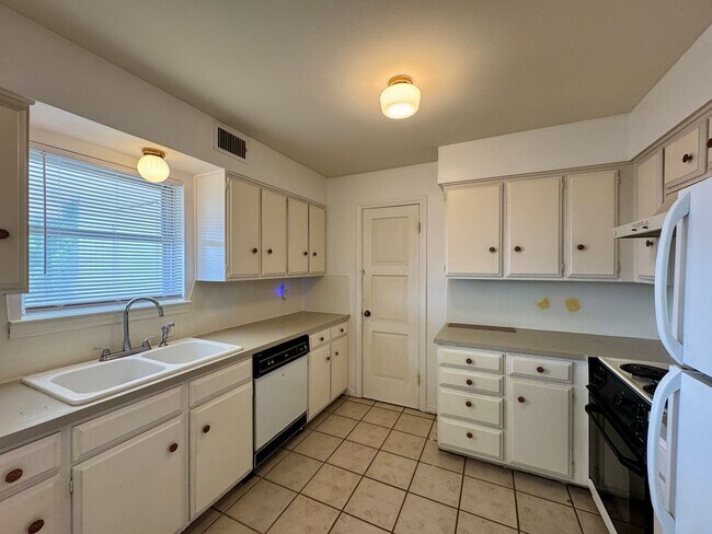 Foto del edificio - Apartment Along Austin Avenue