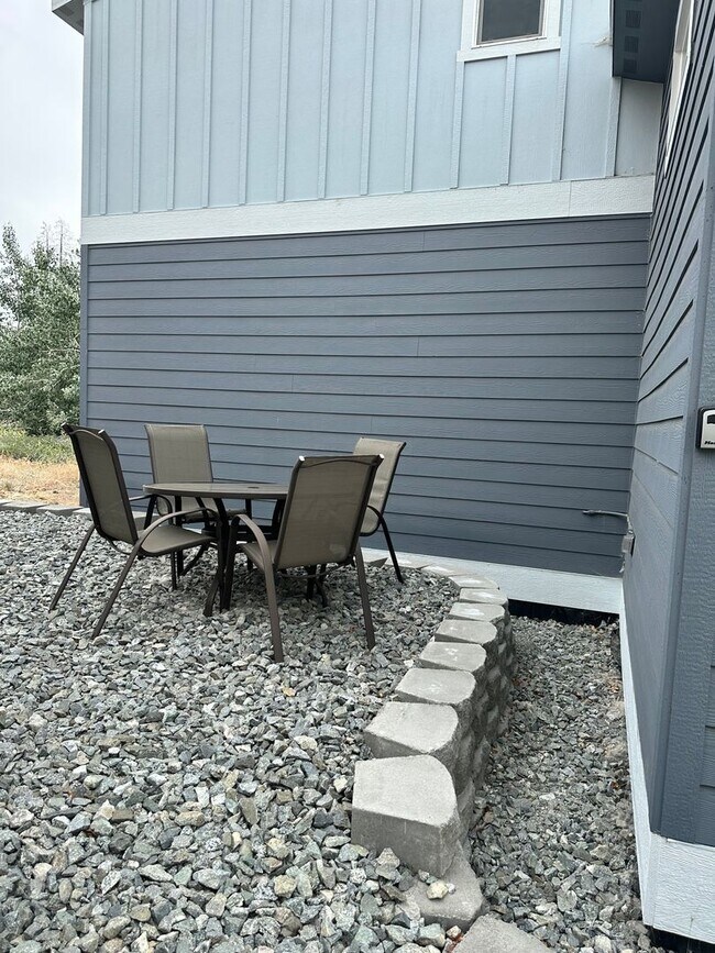Building Photo - Year Round Rental- 4 bedroom, 2.5 bath in ...
