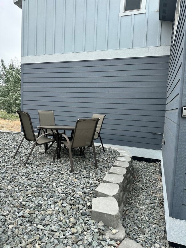 Building Photo - Year Round Rental- 4 bedroom, 2.5 bath in Chelan