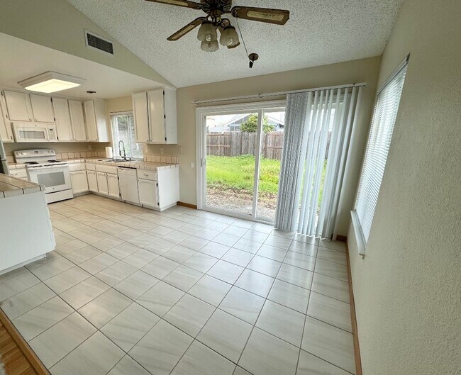 Foto del edificio - Charming 3 Bedroom House Available in Nort...