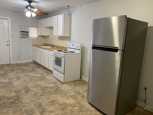 Building Photo - 1-BEDROOM WITH DEN IN AVENIDA GUADALUPE