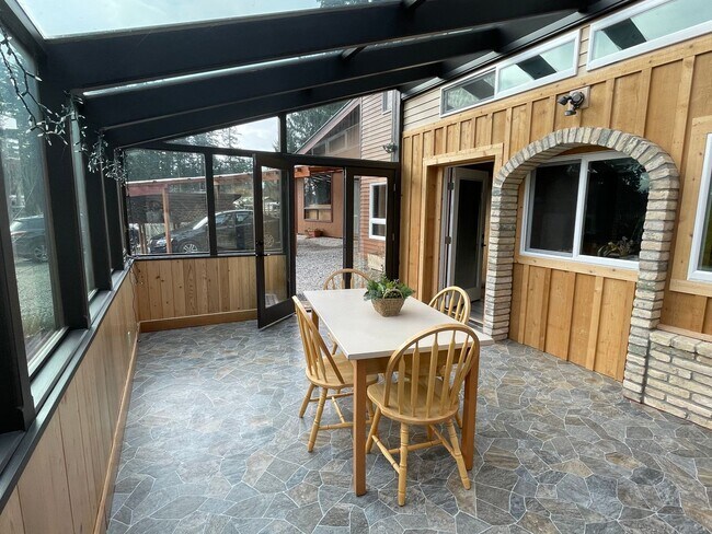 Building Photo - Lovely Furnished Honeymoon Bay Apartment!