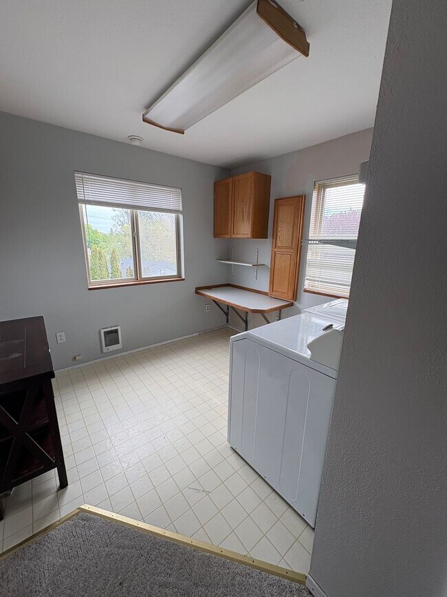 Foto del edificio - Above garage 1 bedroom apartment