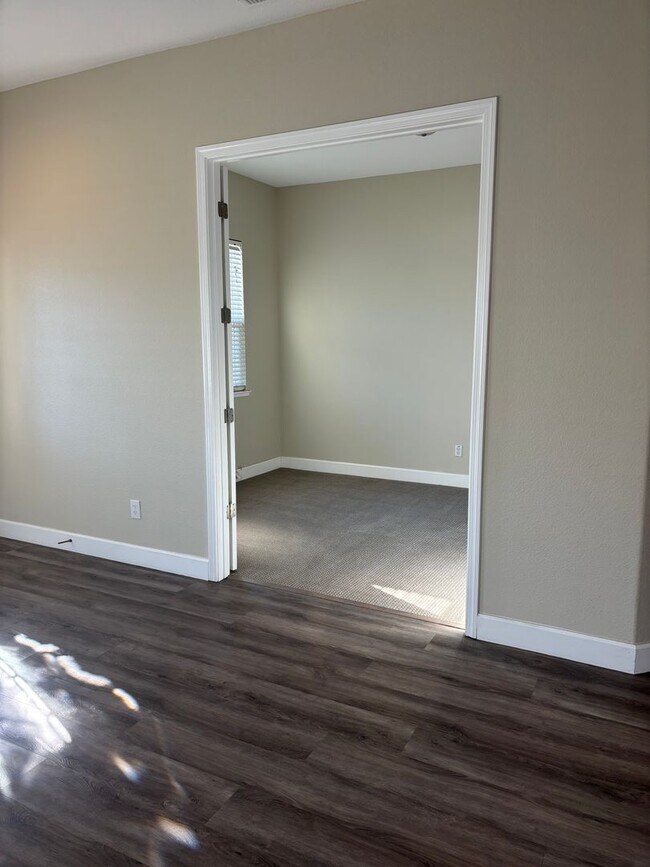 Foto del edificio - Beautiful Plumas Lake Home AVAILABLE NOW!