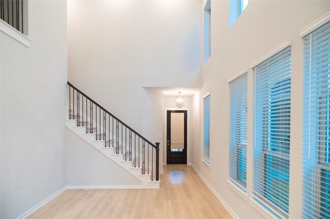 Foto del edificio - 6519 Bramble Cv Ln