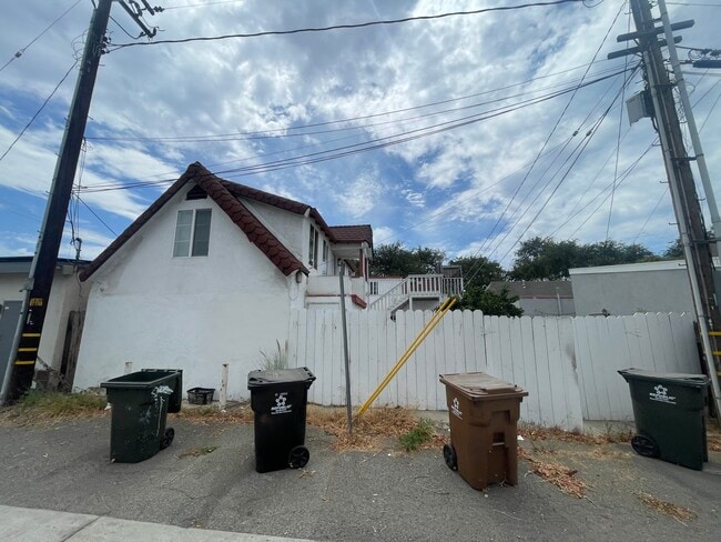 Alleyway entrance - 1131 E Whiting Ave