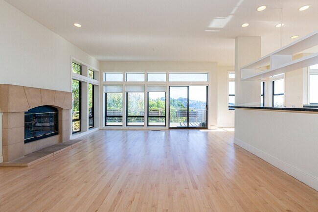 Foto del edificio - HUGE 4BR/3.5BA 4,012 sqft! Views-views! 2 ...