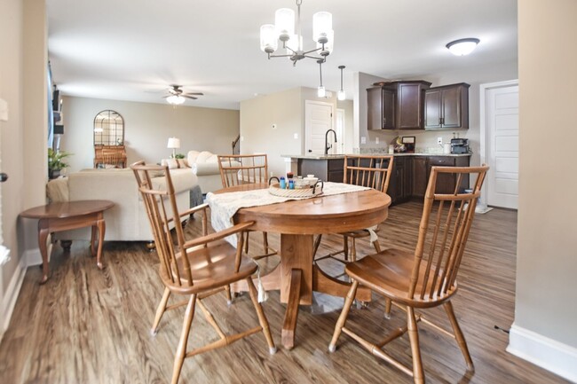 Foto del edificio - Pet Friendly Three Bedroom with Bonus!